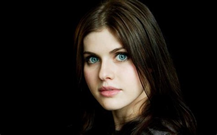 Celebrities with Brunette Hair and Captivating Blue Eyes: A List of Alluring Actresses