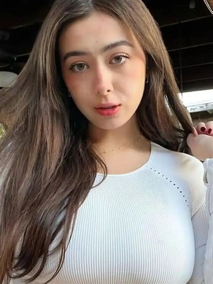 Chleo Surreal: Exploring the Unique Artistic Journey of a Rising Star